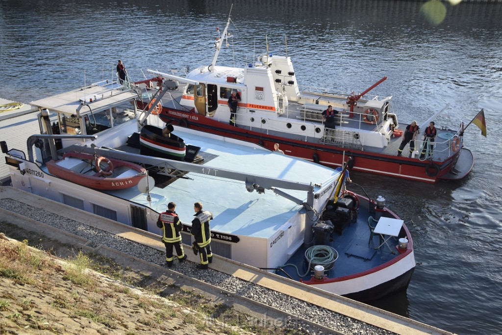 Havarie Wassereinbruch Motorraum beim Schiff Koeln Niehl Niehler Hafen P042.JPG - Miklos Laubert